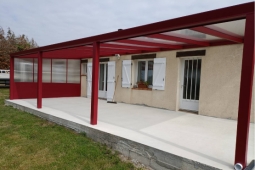 Pergola aluminium avec une couverture en polycarbonate